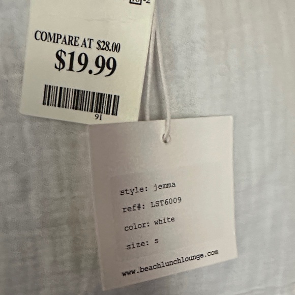 beachlunchlounge White Button-Down Women's Shirt - Picture 6 of 9